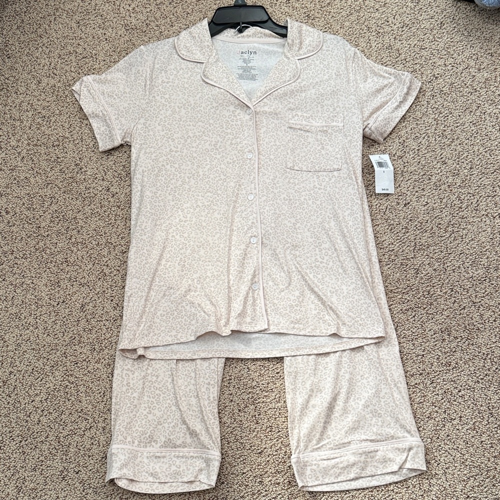 Jacelyn Short-Sleeve Cream Capri Pajama Set